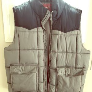 Men’s gently used puffer vest ‼️